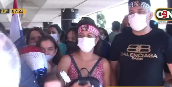 Compatriotas aguardan a Nadia Ferreira en la explanada del Aeropuerto - C9N