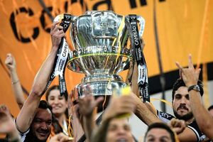 La foto de Junior Alonso fumando un habano con la Copa de Brasil - Fútbol Internacional - ABC Color