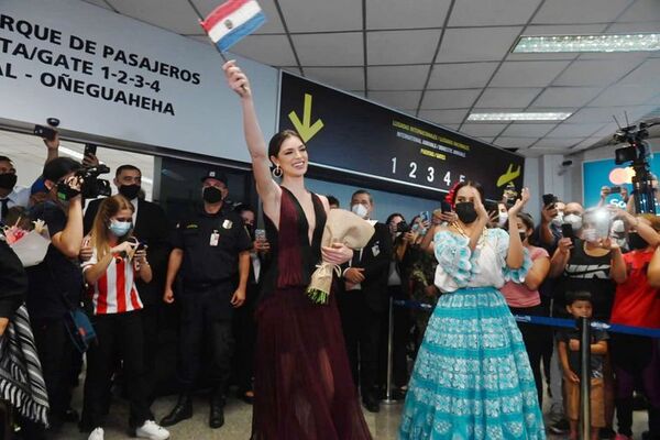 Con mucha emoción reciben a Nadia Ferreira, la Virreina Universal - Nacionales - ABC Color