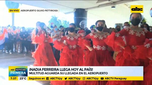 Multitud aguarda a Nadia Ferreira en el Aeropuerto - ABC Noticias - ABC Color