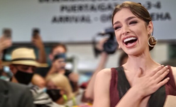 La Virreina Universal es recibida con algarabía en su regreso al país
