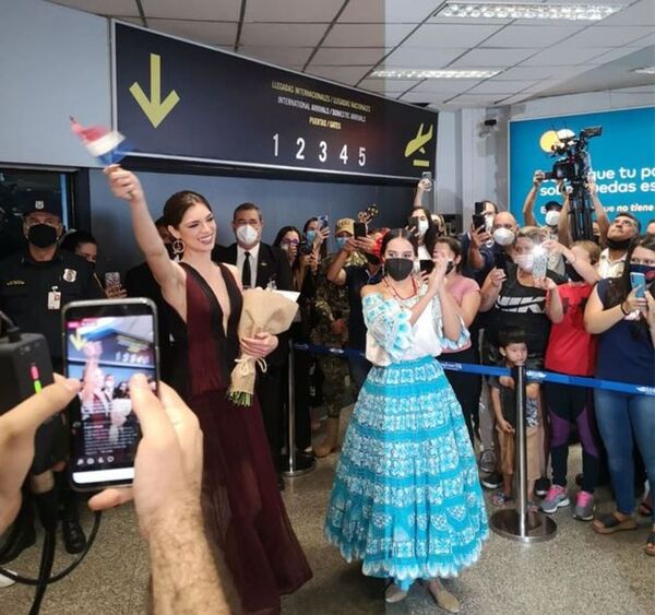 Nadia Ferreira llega a Paraguay tras su histórico logro en Miss Universo 2021