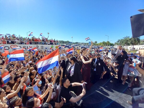 Nadia Ferreira llega a Paraguay y es recibida por una multitud