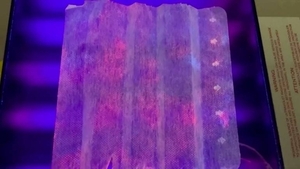 Diario HOY | Barbijo experimental brilla en la oscuridad al detectar COVID