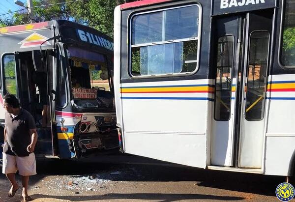 Carrera entre buses chatarra termina en choque •