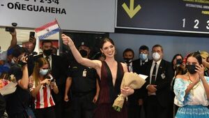 Nadia Ferreira baila, canta y recibe el cariño de una multitud en Paraguay