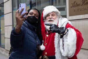 Crece demanda laboral para vestir de Santa Claus   - Mundo - ABC Color