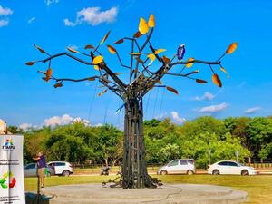 Chatarras reutilizadas forman el novedoso árbol de Hernandarias - La Clave
