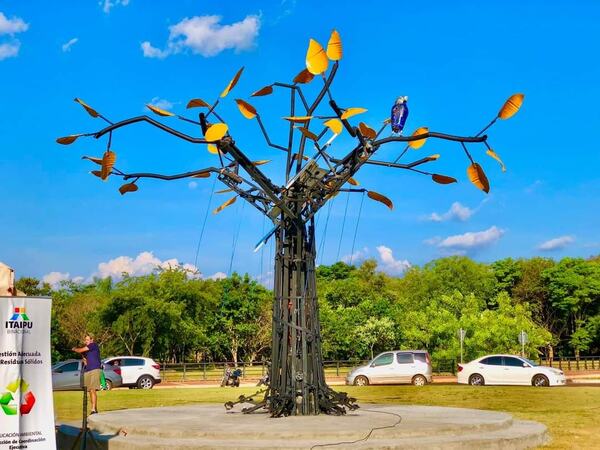 Chatarras reutilizadas forman el novedoso árbol de Hernandarias - La Clave