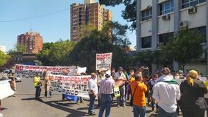 Manifestantes bloquean tránsito frente al Ministerio de Salud - Nacionales - ABC Color