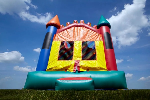 Mueren cinco niños en un castillo inflable gigante que fue arrastrado por una ráfaga de viento