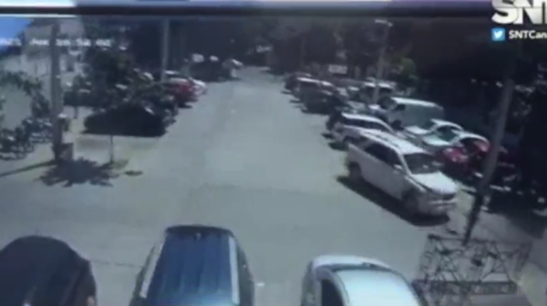 Diario HOY | Múltiple choque en estacionamiento: iba en reversa y embistió a varios vehículos