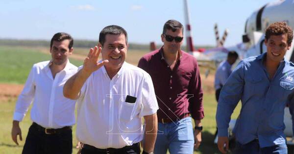 La Nación / Cartes y Peña compartieron con agricultores en Itapúa y visitaron empresa líder en producción agrícola