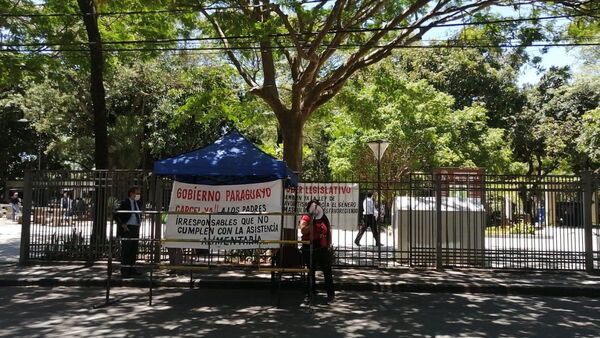 Mujer se encadena frente a Palacio para exigir manutención de sus hijos