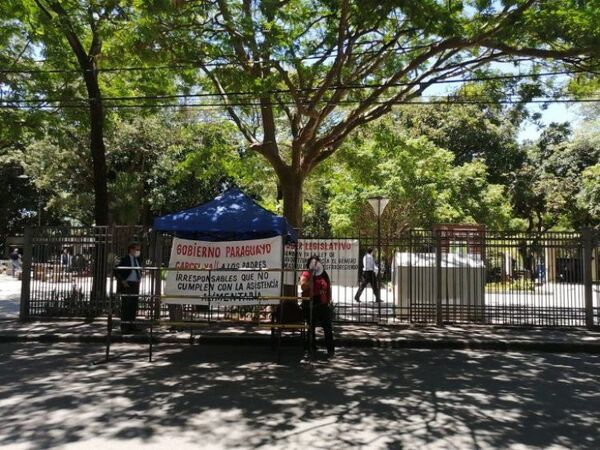 Mujer se encadena frente al Palacio de Justicia para exigir manutención de sus dos hijos