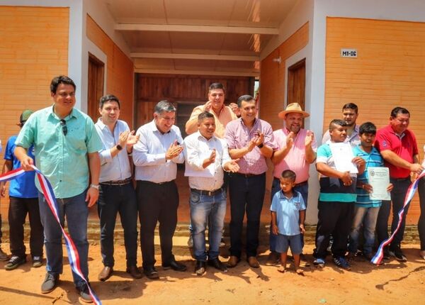 El MOPC entregó títulos y viviendas a comunidad indígena de Caaguazú - Megacadena — Últimas Noticias de Paraguay