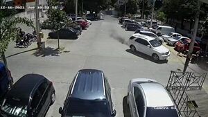 Conductora choca a cinco vehículos en estacionamiento de un súper