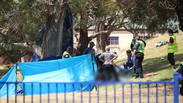 Mueren 5 niños mientras jugaban en un castillo inflable gigante que salió volando - Noticiero Paraguay
