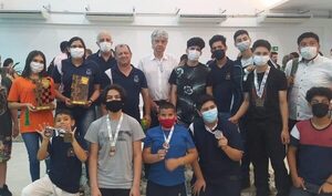 Ajedrecistas de la UNE sobresalen en torneo Internacional en Cascavel-Brasil