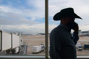 Hombre con tanga en la cara en lugar de tapabocas es echado de un avión - Mundo - ABC Color