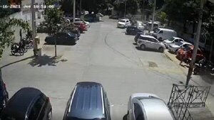 Conductora causa mega choque en estacionamiento de súper en Lambaré | Noticias Paraguay