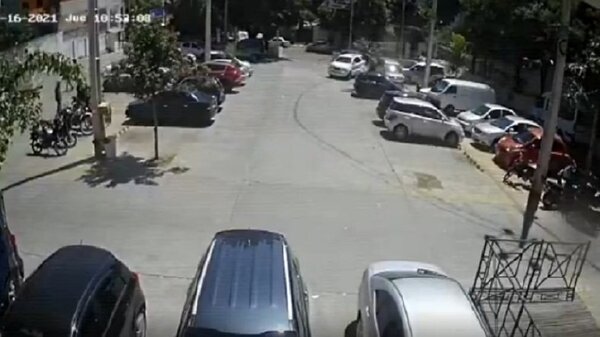 Conductora causa mega choque en estacionamiento de súper en Lambaré | Noticias Paraguay