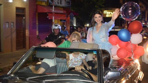 Nadia Ferreira es recibida con caravana en Villarrica
