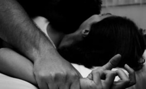 Requieren prisión de joven que violó a su hermana frente a su hijito