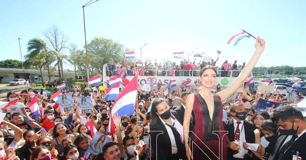 La Nación / Multitud de fans siguió a Nadia en el aeropuerto
