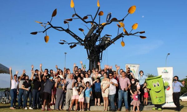 Inauguran en Hernandarias árbol hecho con materiales reciclados – Diario TNPRESS