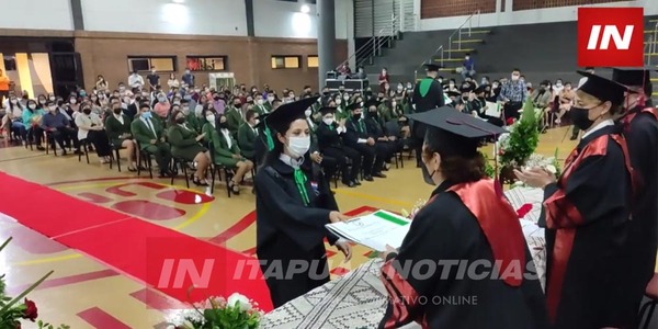 "EL SABER NOS DA LUZ" RESALTÓ RECTORA UNAE EN ACTO DE GRADUACIÓN. - Itapúa Noticias