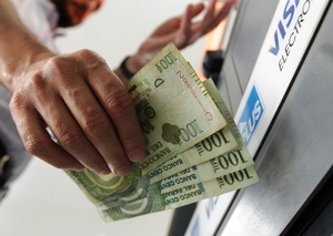 IPS bancariza con tarjetas a jubilados que todavía cobran en efectivo
