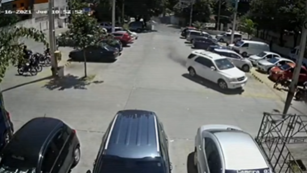 Chocó por cuatro vehículos estacionados en súper y rajó