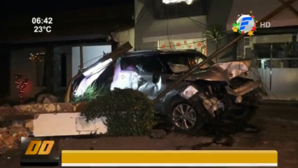 Violento choque de un auto contra la muralla de una casa en Asunción