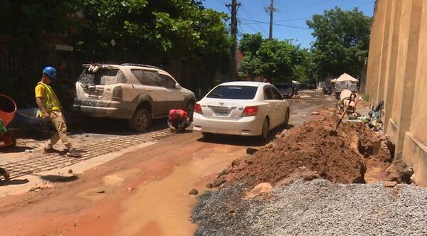Excavaciones en busca de túneles al costado de uno de los muros de Tacumbú - Nacionales - ABC Color