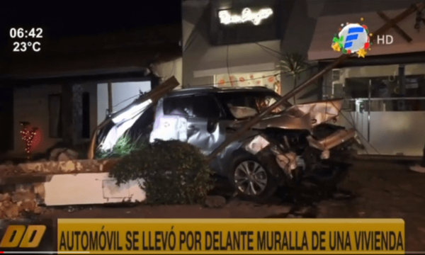 Automóvil se llevó por delante la muralla de una casa en Asunción | Telefuturo