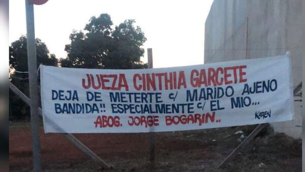 Escrachan con pasacalles a jueza por "robamaridos"