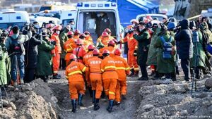 Rescatan a 20 mineros que quedaron atrapados en una mina en China