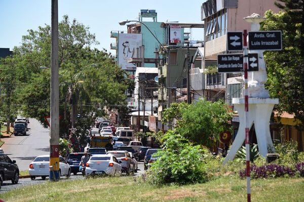 Más de un kilómetro de “cola” y tres horas de espera para ingresar a Posadas - Nacionales - ABC Color