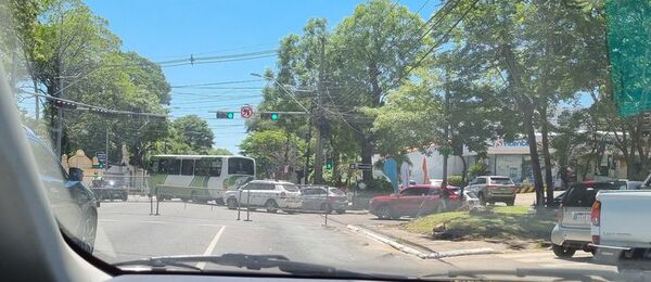 Caos vehicular sobre la Avda. Mariscal López por manifestación antivacunas - Nacionales - ABC Color