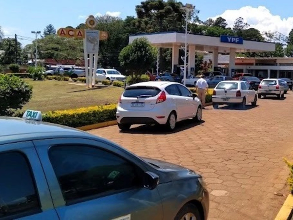 Escasez de combustible: Puerto Iguazú implementó un límite de horario para que los extranjeros carguen sus vehículos