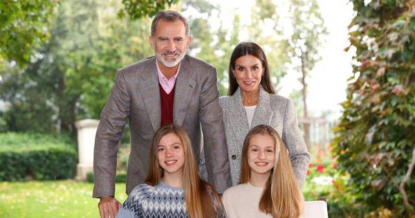 La Nación / Los reyes de España felicitan por la Navidad con una postal familiar