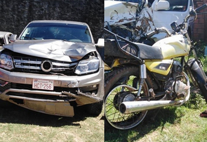 Saldo un fallecido y otro en estado grave: Rodado colisiona contra una motocicleta - Noticiero Paraguay