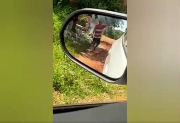 Crónica / [VÍDEO] Un tipo que estaba quemando víveres rajó a tiros a periodistas
