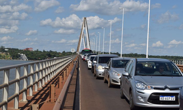 Cientos de compatriotas están llegando al país a través del puente internacional “San Roque González de Santa Cruz” - OviedoPress