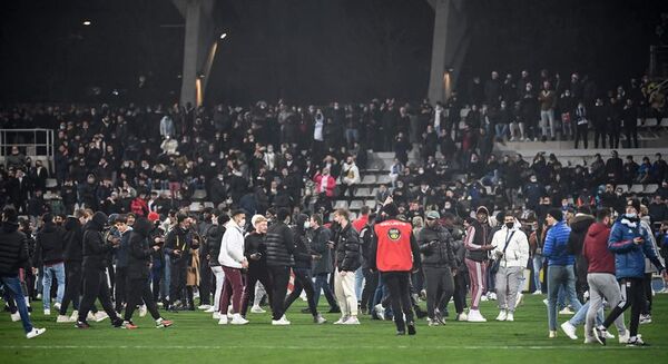 Incidentes obligan a suspender partido del Lyon - Fútbol Internacional - ABC Color
