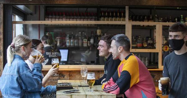 La Nación / Los pubs y restaurantes deben cerrar a las 20:00 en Irlanda