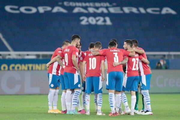 Crónica / ¿La Albirroja chutando un torneo UEFA?