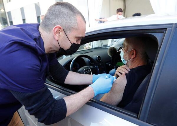 Francia impondrá la dosis de refuerzo a sanitarios para garantizar efectivos - Mundo - ABC Color