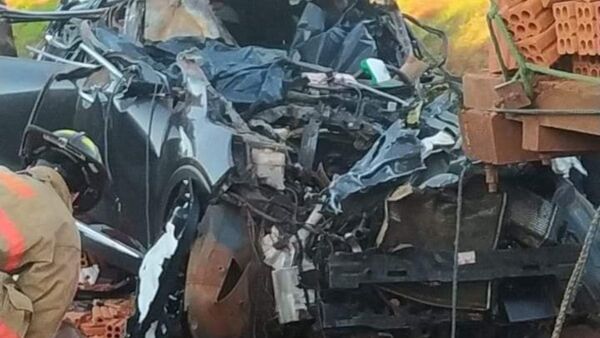 Pareja falleció en terrible accidente: chocaron contra camión lleno de ladrillos